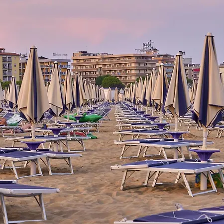 Embrace The Sea Breeze In Apartament